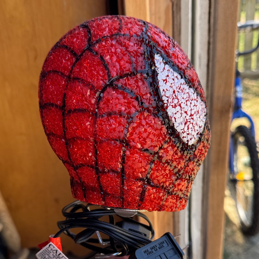 Red Spider-Man Lamp - Picture 2 of 4